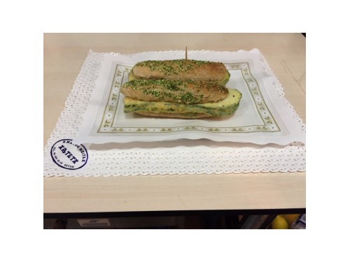 MINI bocata pan de cereales con calabacin albardado relleno de iberico y queso