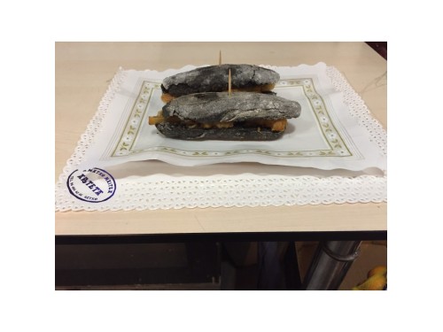 MINI bocata CON PAN DE TXIPIRON calamares frito con cebolla confitada en pan de txipiron