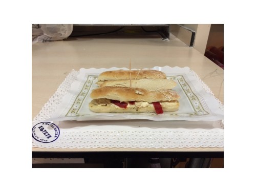 MINI BOCATA BONITO CON MAYONES con pimiento piquillo(mayonesa,bonito, pimiento en tiras)
