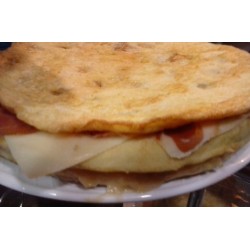 tortilla de patata con jamon iberico y queso